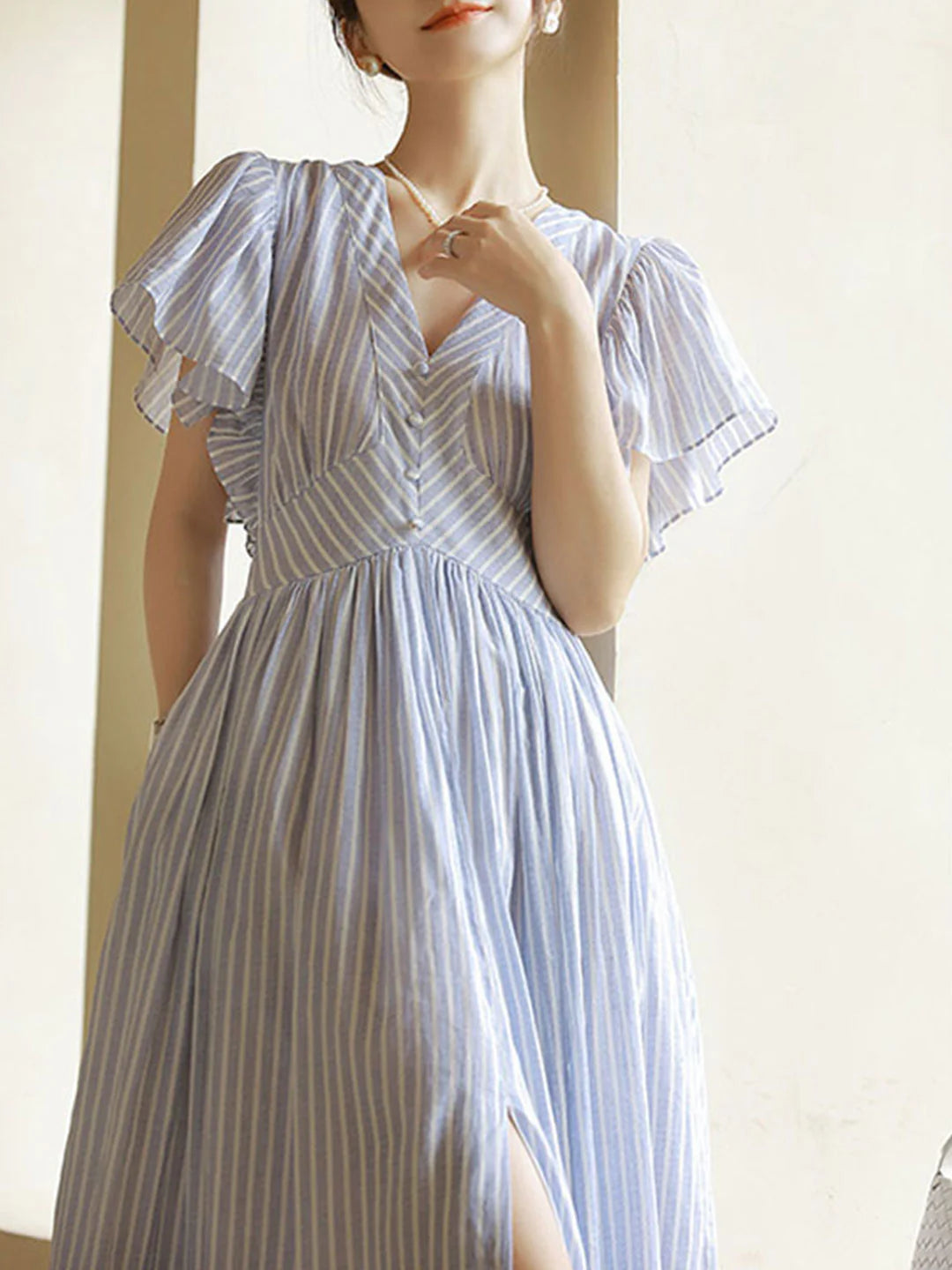 Yara - Gestreiftes Damenkleid mit V-Ausschnitt