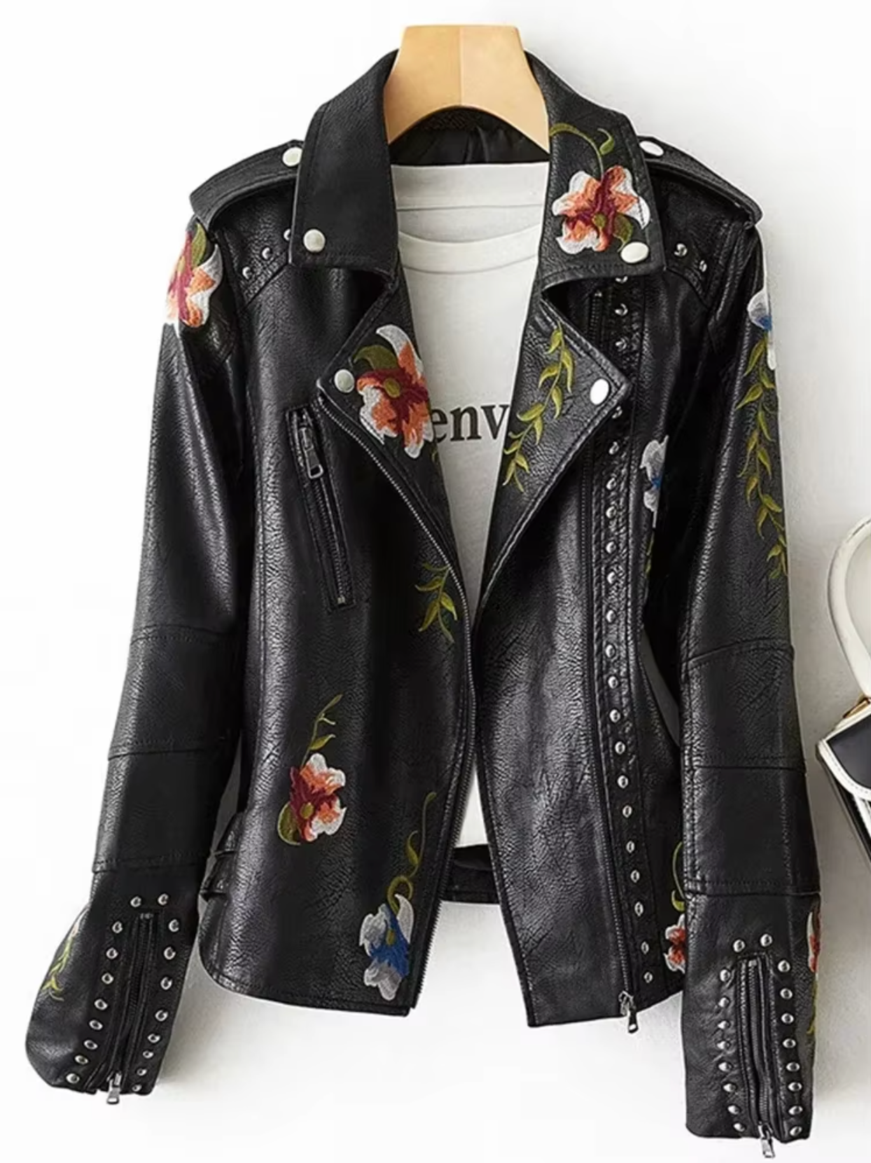 Damen Lederjacke – Taillierter Schnitt – Florale Stickerei – Bikerstil mit Nieten